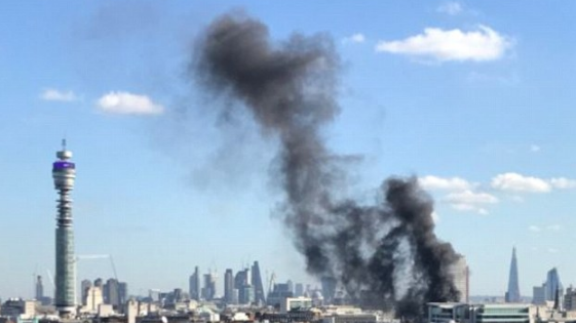 Φωτογραφίες - βίντεο: Μεγάλη φωτιά σε πολυκατοικία στην «καρδιά» του Λονδίνου 